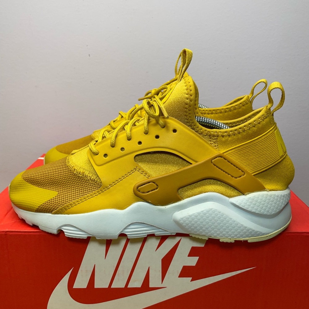 Air Huarache Run Ultra GS 'Mineral
Yellow'